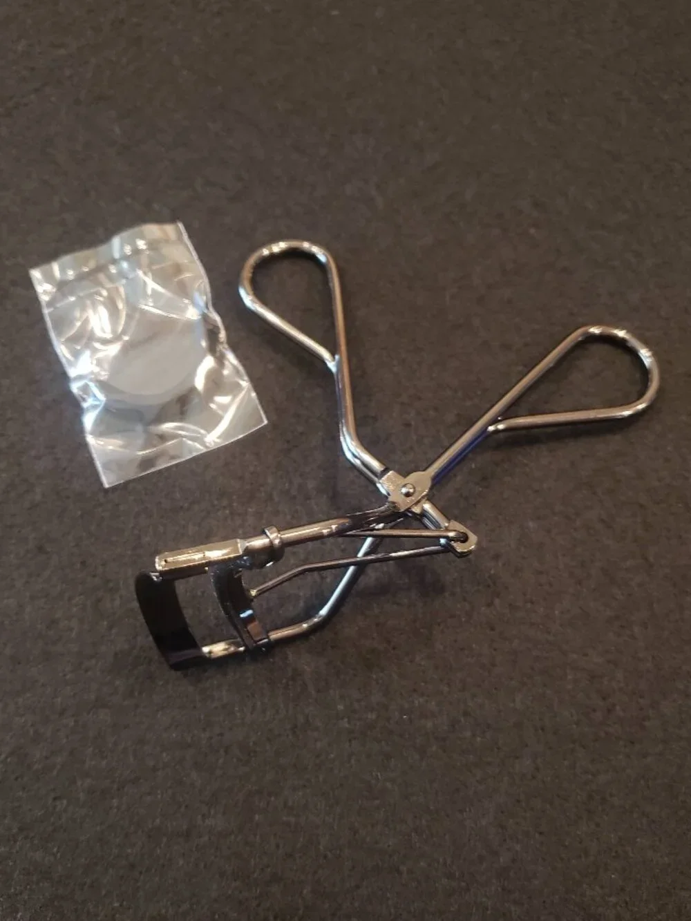 Shiseido Award-Winning Eyelash Curler Like New w/ Replacement Pad